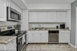 2BR Near Downtown | Walk to Hospital - Image 4