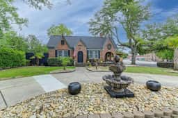 3BR Brick Cottage | Mins to USC & Riverbanks Zoo! - Image 5
