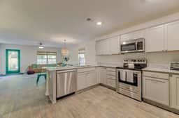 A Sunny & Stylish 4BR/3BA w King Beds & WiFi - Image 2