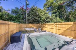 Courtside | Hot Tub - Image 2