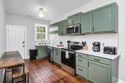 Dana's Corner | 1 King Bed | Close to USC Stadium - Image 2