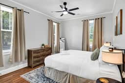Dana's Corner | 1 King Bed | Close to USC Stadium - Image 3