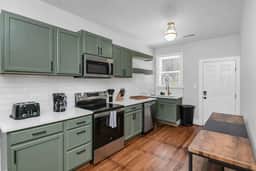 Dana's Cottage| 1 King Bed | Close to USC Stadium - Image 2