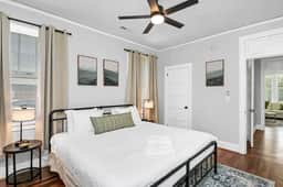 Dana's Cottage| 1 King Bed | Close to USC Stadium - Image 3