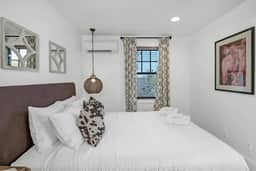 Downtown Cottage with Zen Garden - Image 4