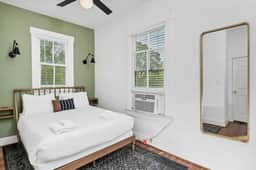 Melrose Heights 1BR | Mins to USC | Sleeps 4! - Image 3