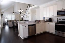 The Garnet Door Bungalow | 4BR 3BA Near DT Cola - Image 3