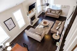 The Garnet Door Bungalow | 4BR 3BA Near DT Cola - Image 2