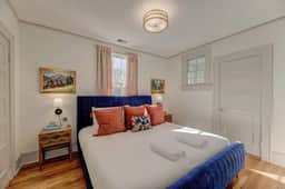 The Jewel of Bull Street Upstairs - 1 King Bedroom - Image 3