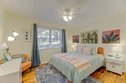 Stylish & Cozy Apartment Close to Everything! - Image 3