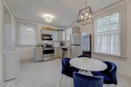 The Gem of Bull Street Downstairs DT Apartment - Image 3