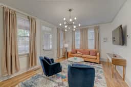 The Gem of Bull Street Downstairs DT Apartment - Image 2