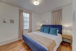 The Gem of Bull Street Downstairs DT Apartment - Image 4