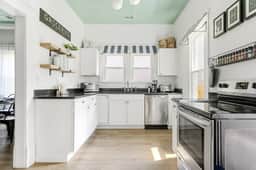 Urban Farmhouse | Sleeps 8 Walk to WeCo Dine + Shops - Image 4