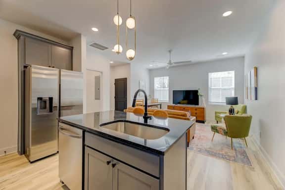 ☆ NEW Downtown Townhome ☆ 3 King Beds | Fast Wifi - Image 1
