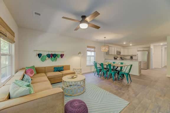 A Sunny & Stylish 4BR/3BA w King Beds & WiFi - Image 1