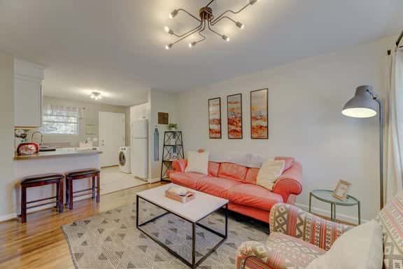 Comfy Cozy and Convenient Condo - Image 1