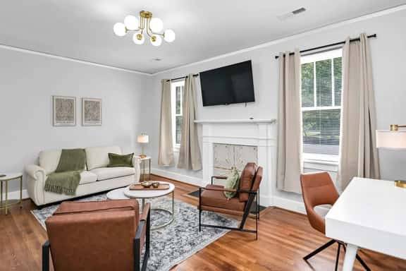 Dana's Corner | 1 King Bed | Close to USC Stadium - Image 1