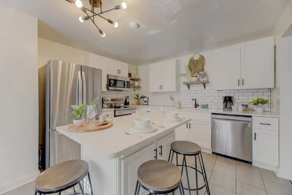Funky River Caravan Apt | 4BR 3BA Near DT Cola - Image 1