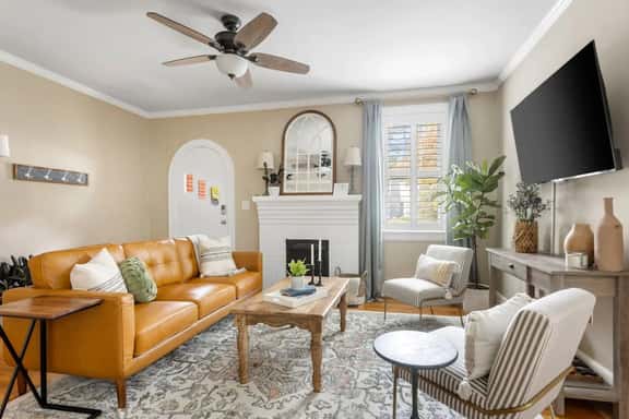 Lush 4BR on Lincoln | Mins to USC | Sleeps 7 - Image 1