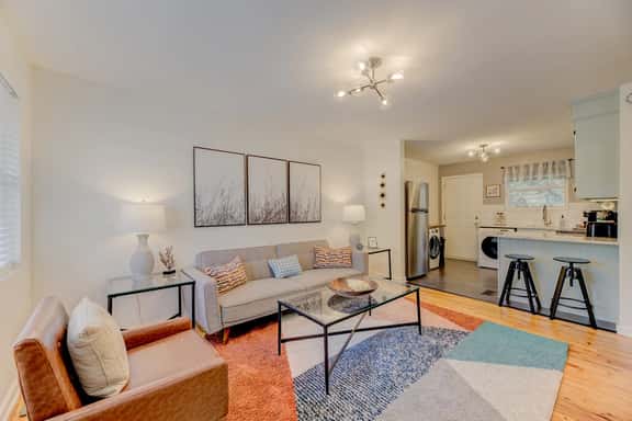 Modern Renovated Apartment in the ♥️ of the City - Image 1