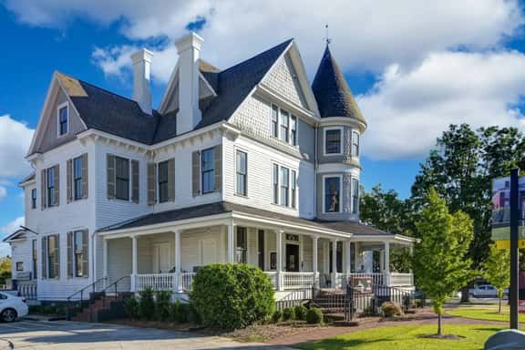 Walk to Coffee, Dining & Campus -Historic Studio - Image 1