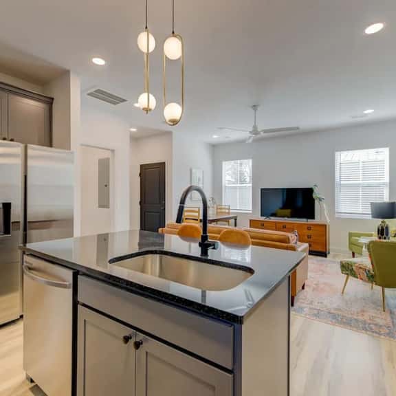 ☆ NEW Downtown Townhome ☆ 3 King Beds | Fast Wifi - Image 1