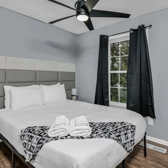 2BR Near Downtown | Walk to Hospital - Image 1