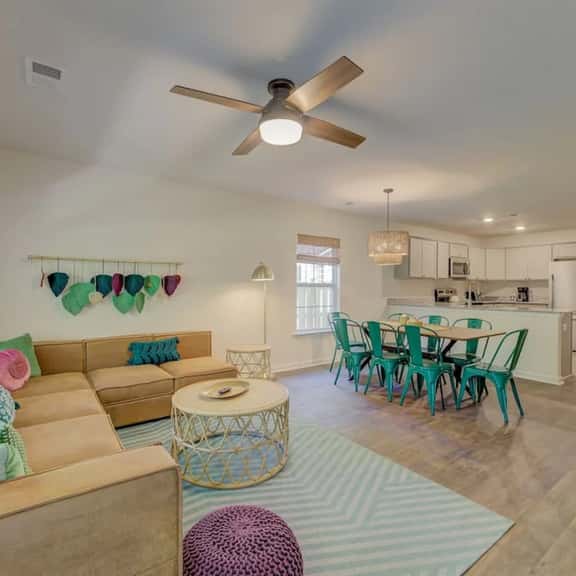 A Sunny & Stylish 4BR/3BA w King Beds & WiFi - Image 1