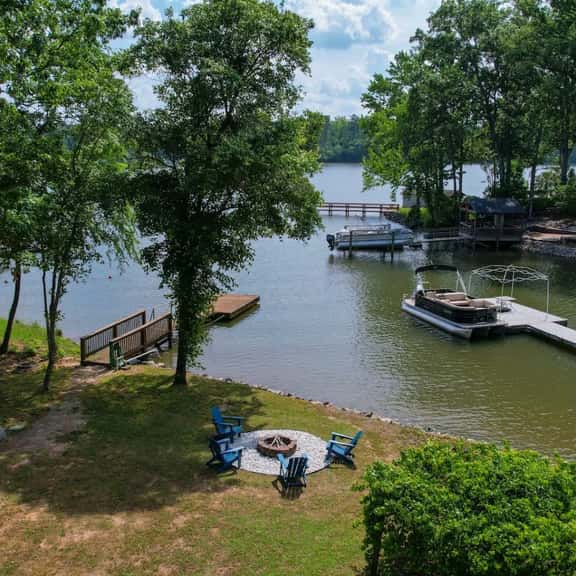 Lounge on Lakewood | Sleeps 10 | Lakefront! - Image 1