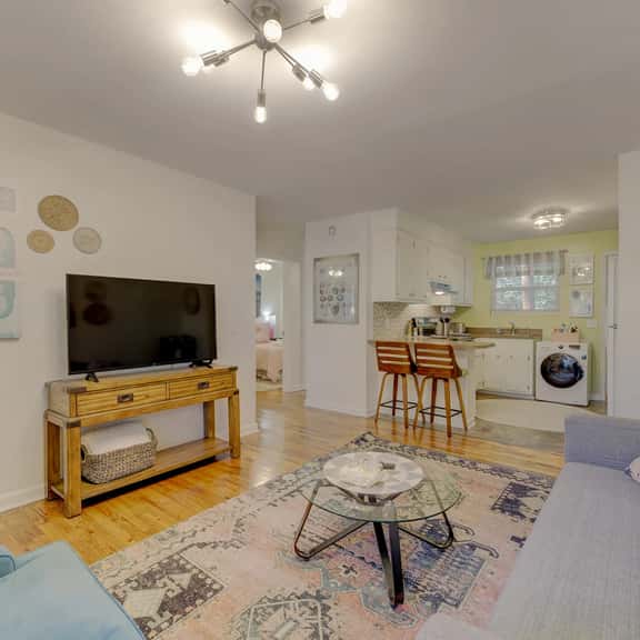 Stylish & Cozy Apartment Close to Everything! - Image 1