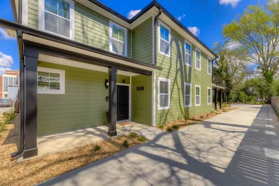 ☆ NEW Downtown Townhome ☆ 3 King Beds | Fast Wifi - Image 5