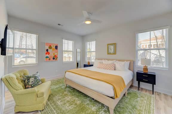 ☆ NEW Downtown Townhome ☆ 3 King Beds | Fast Wifi - Image 3