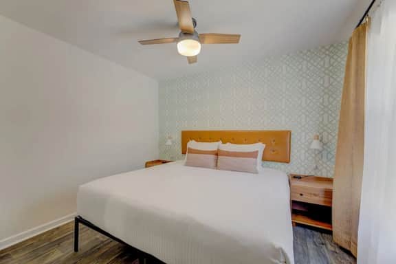 A Sunny & Stylish 4BR/3BA w King Beds & WiFi - Image 4