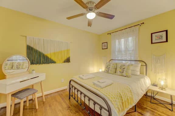 Comfy Cozy and Convenient Condo - Image 4