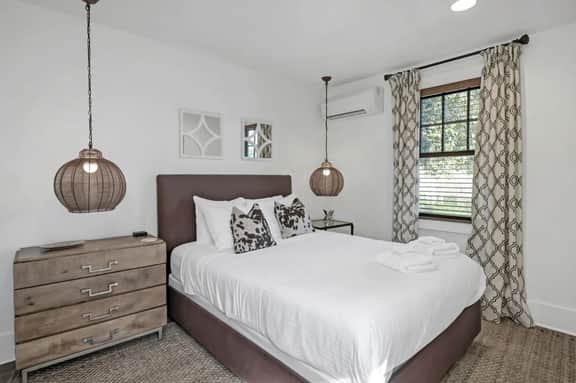 Downtown Cottage with Zen Garden - Image 2
