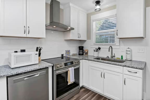 Hollywood Hideaway | 1BR Near Rosewood - Image 3