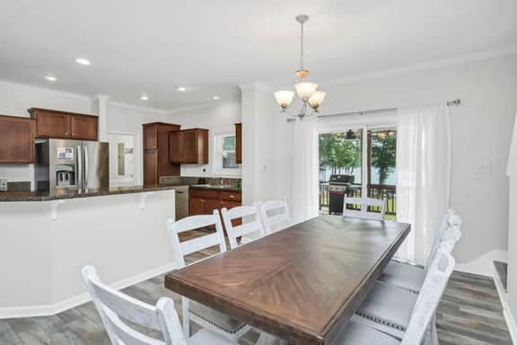 Lounge on Lakewood | Sleeps 10 | Lakefront! - Image 2