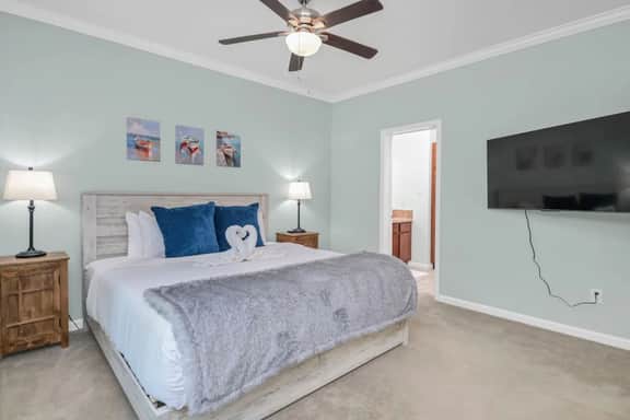 Lounge on Lakewood | Sleeps 10 | Lakefront! - Image 3