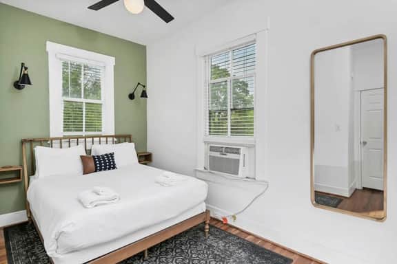 Melrose Heights 1BR | Mins to USC | Sleeps 4! - Image 3