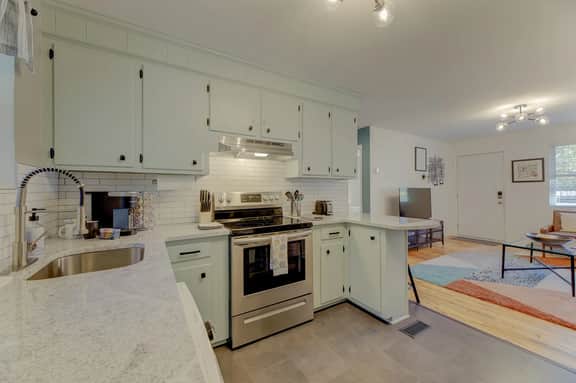Modern Renovated Apartment in the ♥️ of the City - Image 2