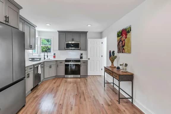 Montgomery Rosewood Escape | Near USC - Image 2