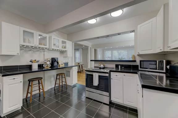Sweet Suite on Sunset Home + Guest House | - Image 4