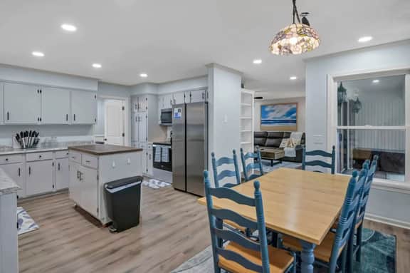 The Cardinal's Nest| Sleeps 9 | Close In - Image 4