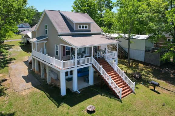 Spacious Split-Level Retreat| Sleeps 11 - Image 2