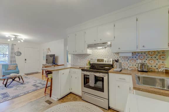 Stylish & Cozy Apartment Close to Everything! - Image 2
