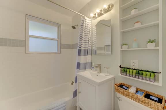 Stylish & Cozy Apartment Close to Everything! - Image 4