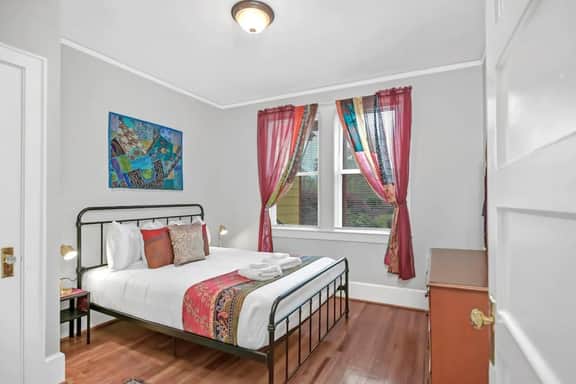Unique 3BR | Sleeps 6 | Close to Everything! - Image 3