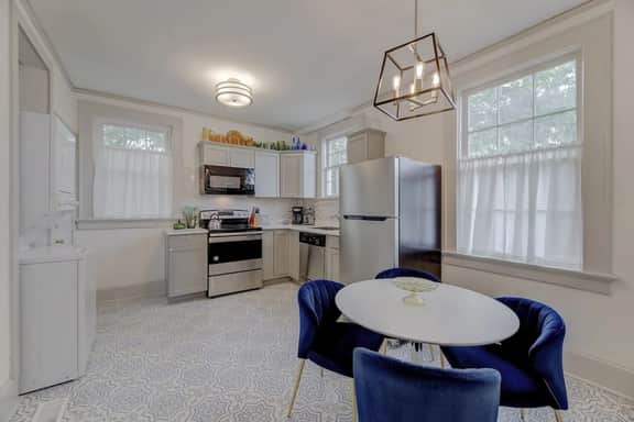 The Gem of Bull Street Downstairs DT Apartment - Image 3