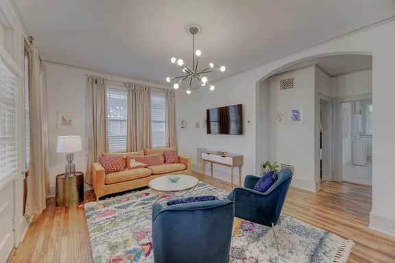 The Gem of Bull Street Downstairs DT Apartment - Image 5